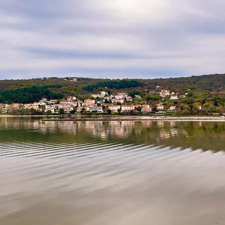 In With One-bedroom 10 Apartman Šilo