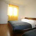 In With One-bedroom 10 Lägenhet